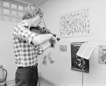 880998 Afbeelding van een leerling tijdens een vioolles in de Gemeentelijke Muziekschool (Lange Nieuwstraat 2) te Utrecht.